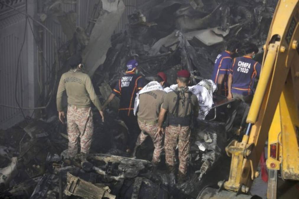Las impactantes imágenes del fatal accidente de avión en Pakistán