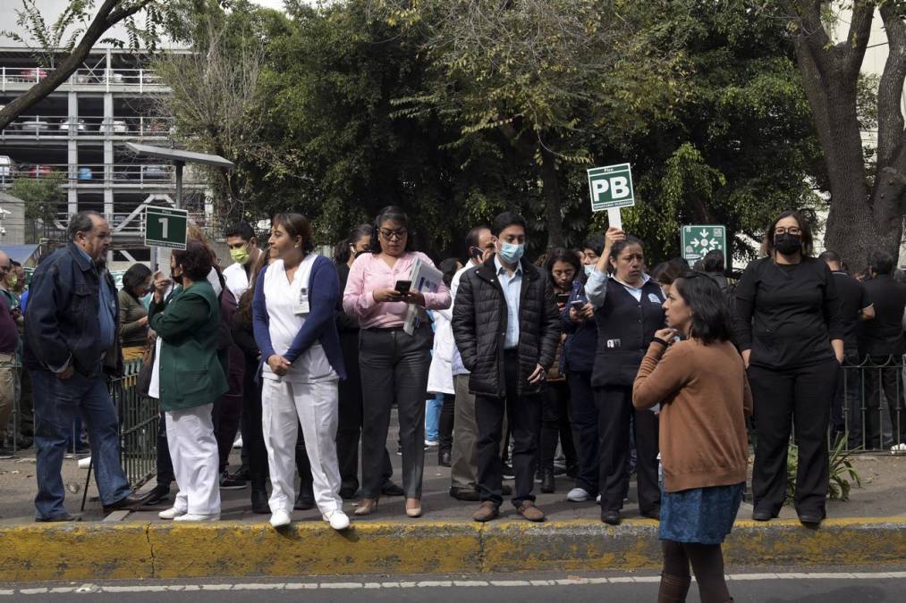 ¡Susto! Mexicanos salieron a las calles por sismo de 5.7 grados