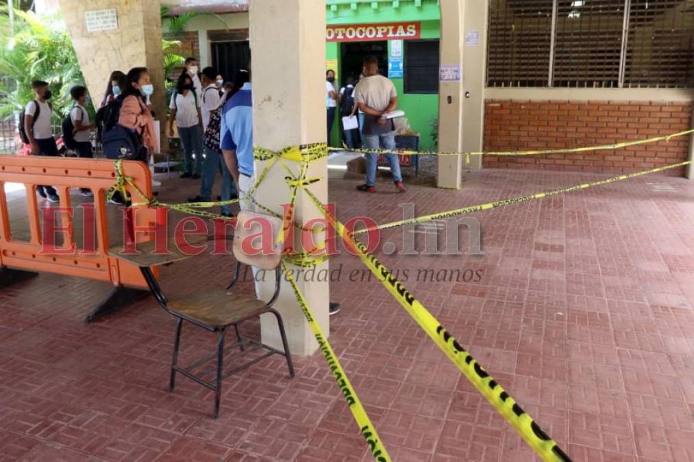 Colegiales vuelven a lucir su uniforme en el retorno a clases en la capital (Fotos)