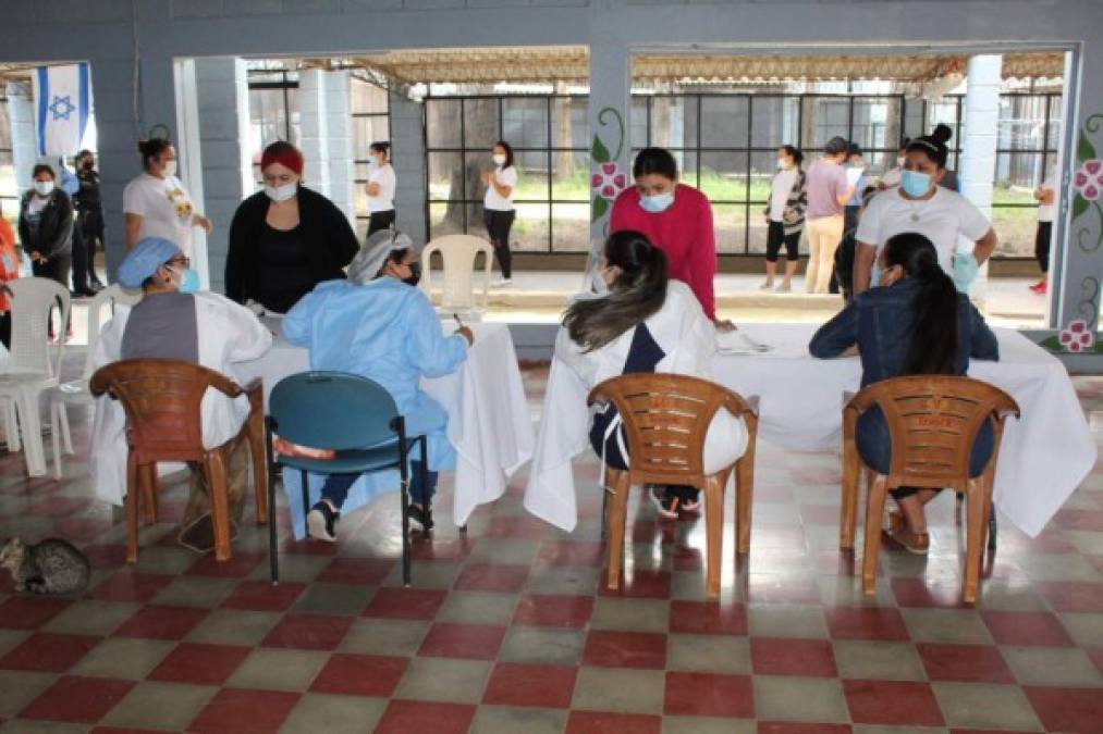 Vacunan contra la covid-19 a privados de libertad de al menos ocho cárceles (FOTOS)  