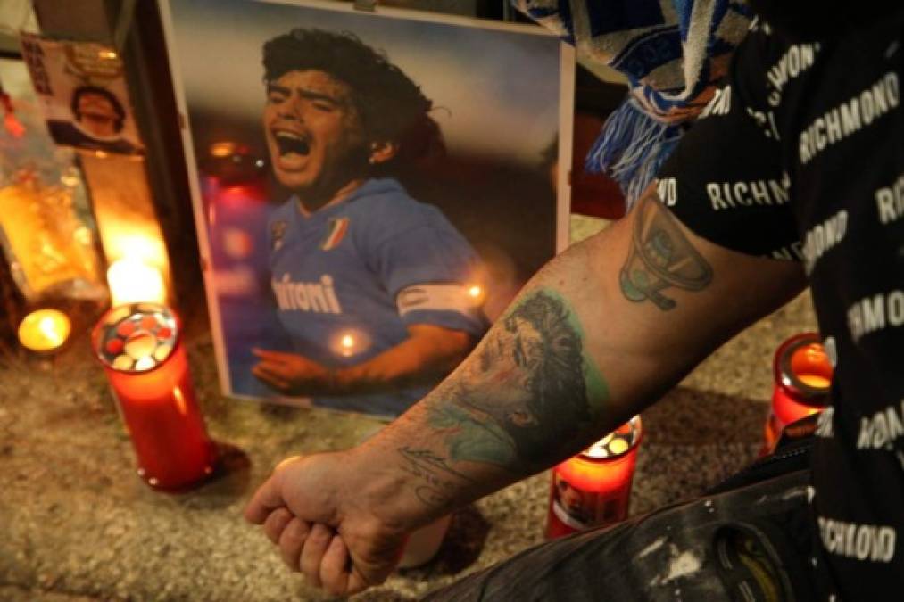 Aficionados de Nápoles le rinden tributo a Maradona afuera del Estadio San Paolo (FOTOS)