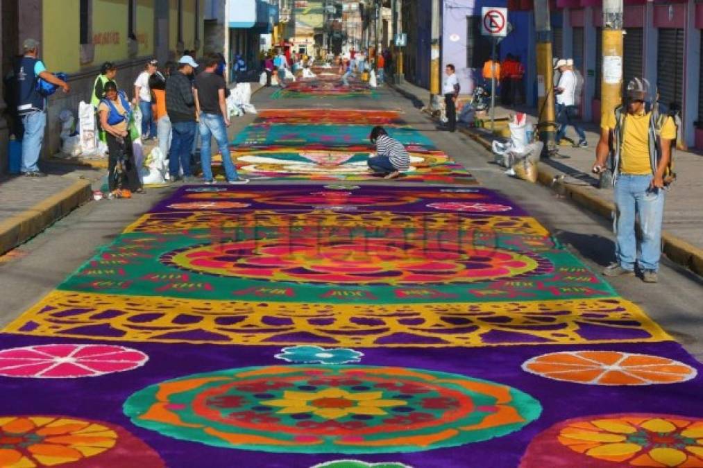 Color y tradición, las alfombras de aserrín que engalanan la Semana Santa (FOTOS)