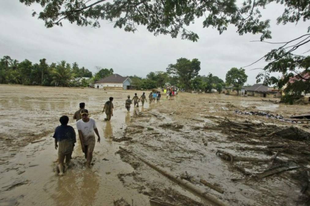 Imágenes de muertes, caos y destrucción por inundaciones en Indonesia