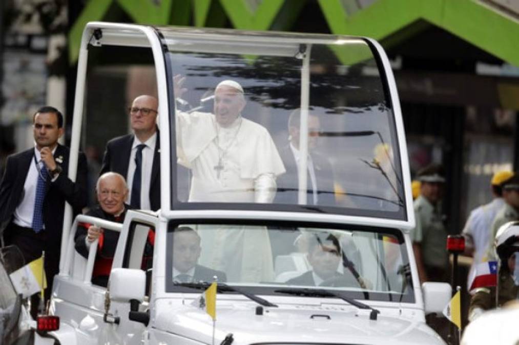 FOTOS: Así fue la llegada del papa Francisco a Chile