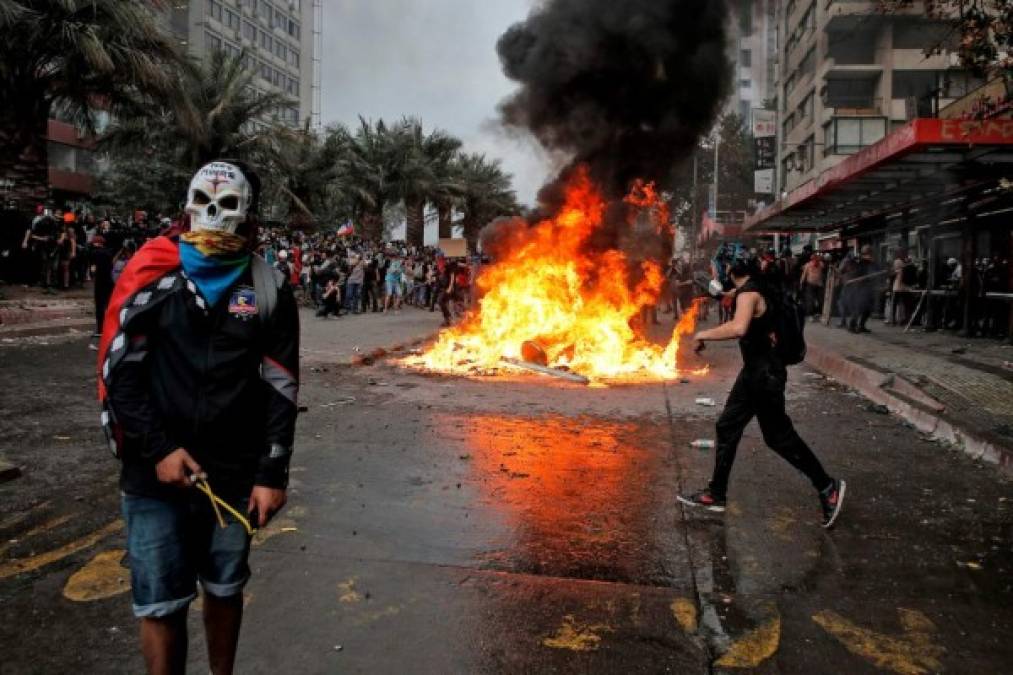 Las fotos más impactantes de las protestas en Chile contra el gobierno