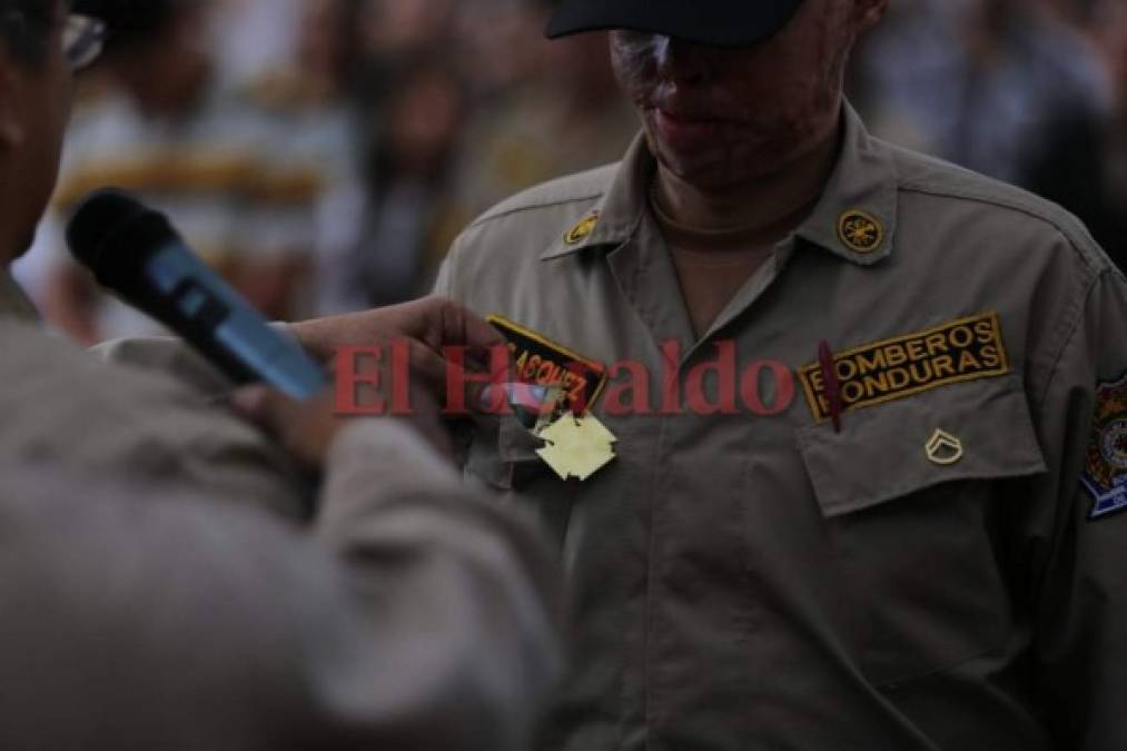 Así fue condecorado el bombero Ever Velásquez, sobreviviente del incendio en La Montañita