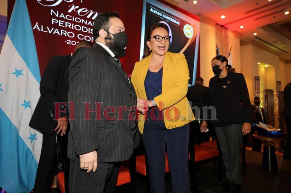 Imágenes de la entrega del premio Álvaro Contreras a la periodista Enma Calderón