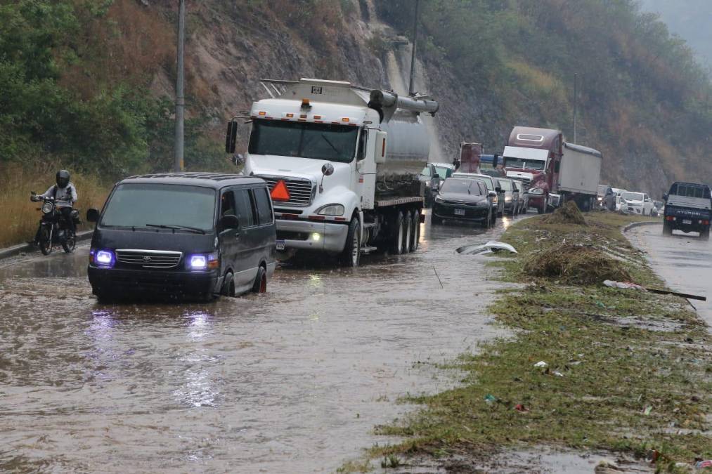 Tráfico e inundaciones dejó lluvia que azotó la capital