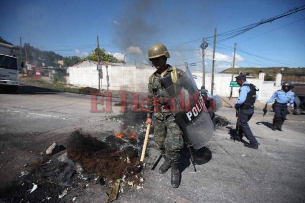 Lluvia de piedras en las tomas realizadas en la salida al sur por la Alianza de Oposición