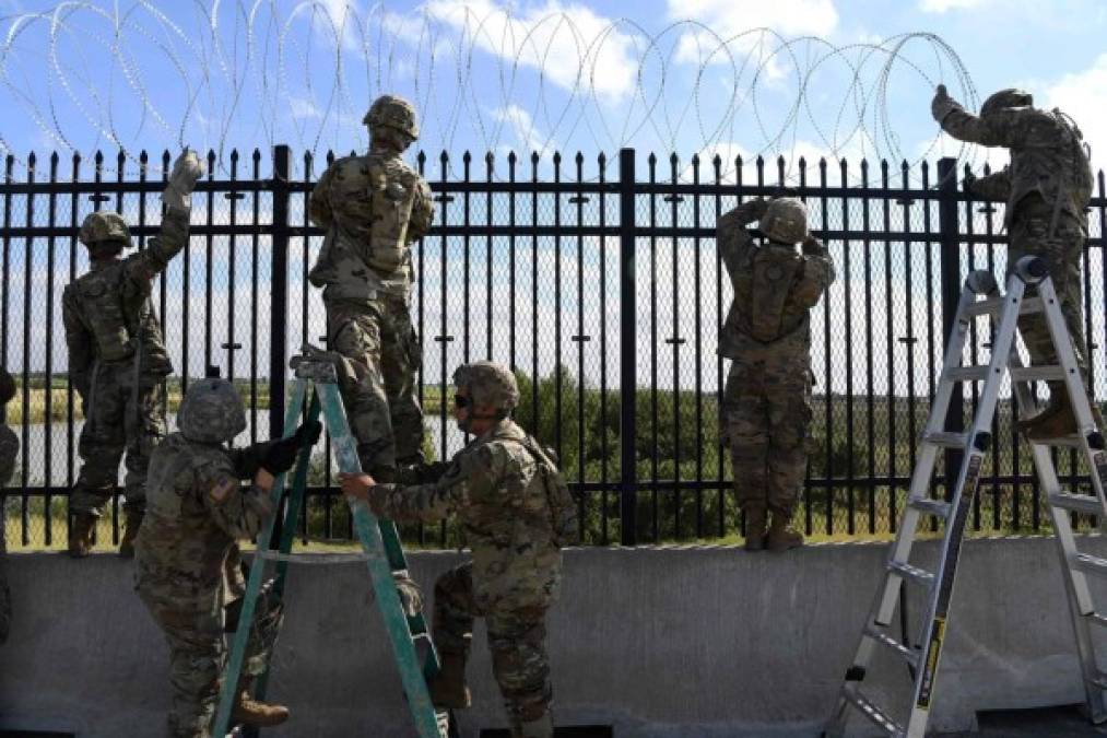 FOTOS: Momento en el que soldados aseguran frontera de Texas para evitar a la caravana migrante a Estados Unidos