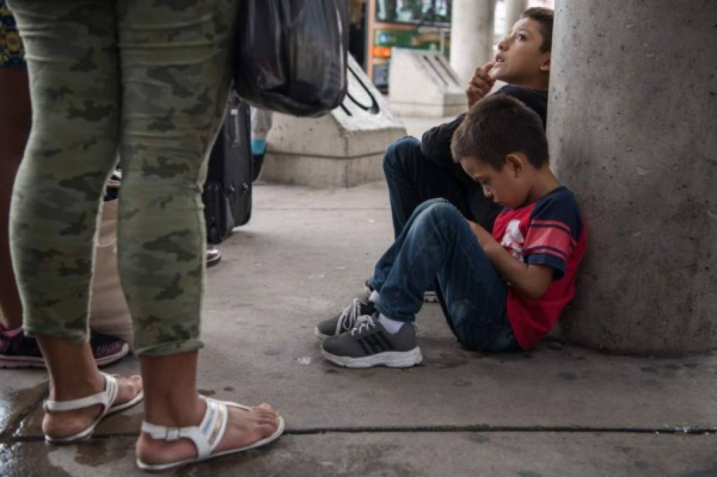 FOTOS: Hondureños son dejados en una estación de buses en Texas tras ser liberados  