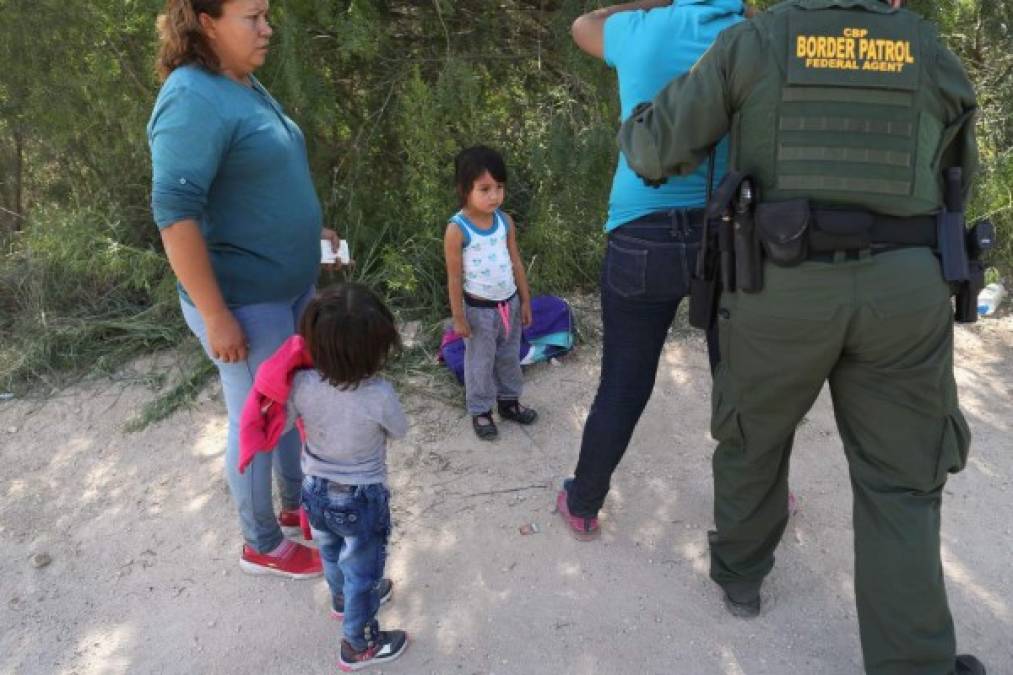 Arrancar a los niños de brazos de sus padres; la severa medida para desalentar a los migrantes