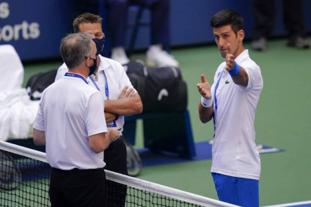 El momento en que Djokovic fue descalificado tras pelotazo contra jueza (FOTOS)