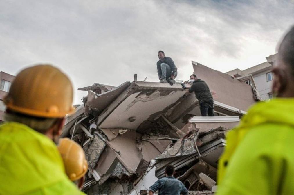 Angustia y desesperación: el rescate de personas atrapadas tras terremoto en Turquía