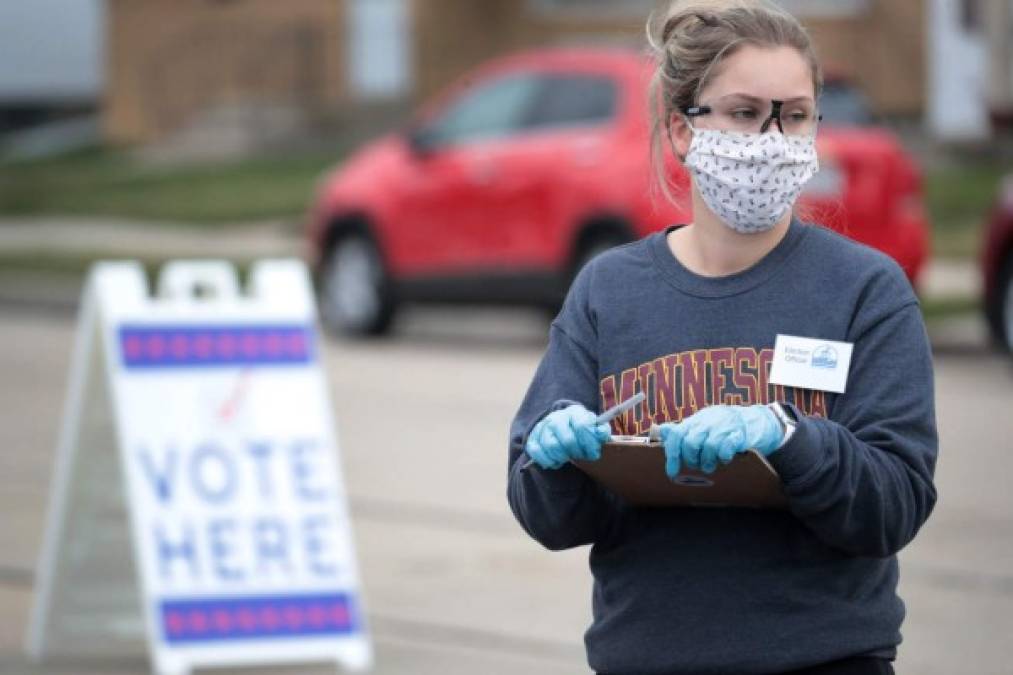 Con mascarrillas y distancia, Wisconsin va a elecciones pese al Covid-19