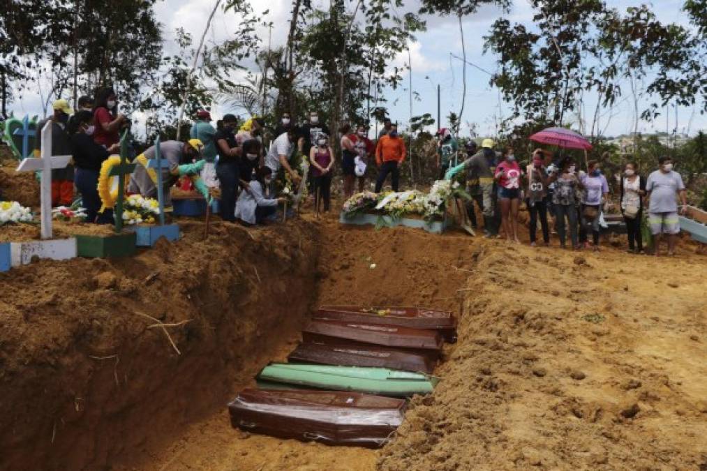 Cadáveres, llanto y entierros; un mundo triste y herido tras paso de pandemia (FOTOS)