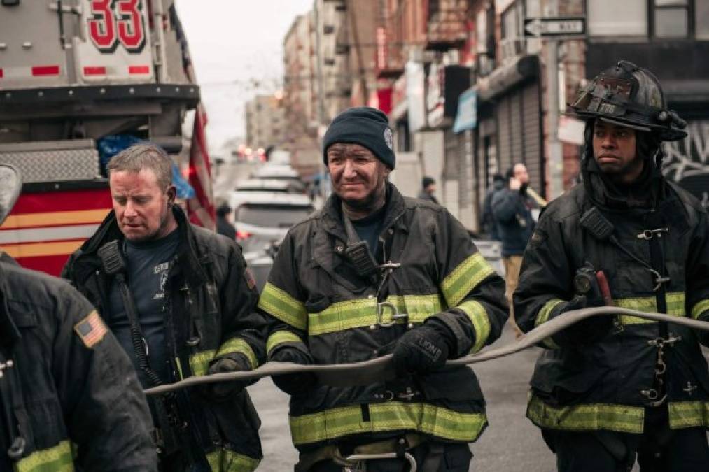 Luto y cenizas: las imágenes tras el incendio más mortífero en 30 años en Nueva York