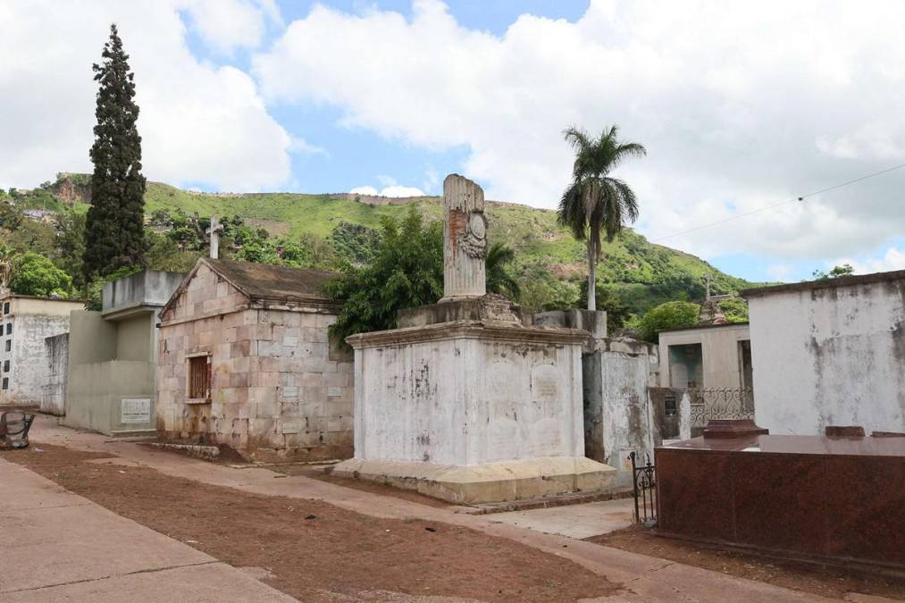 Para robar placas, cruces y hasta joyas: la eterna profanación de tumbas en Cementerio General de Tegucigalpa