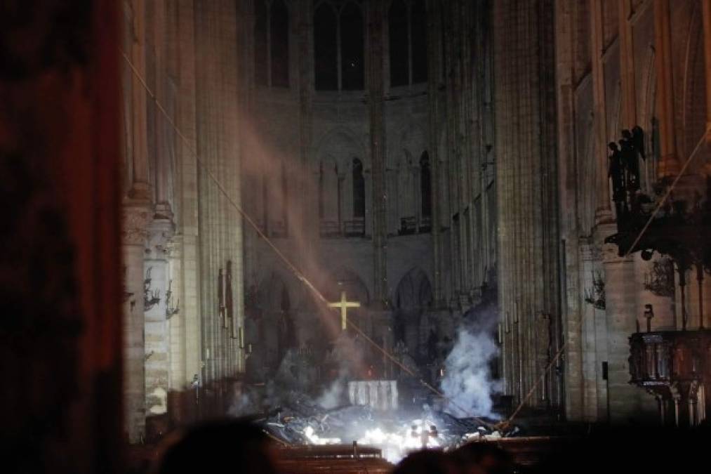 Revelan las primeras imágenes del interior de la catedral de Notre Dame tras el incendio