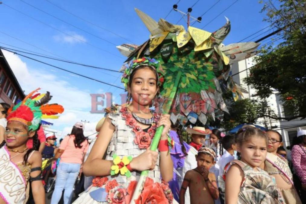 Escolares hondureños rinden homenaje a la Patria llenó de color y sonrisas  