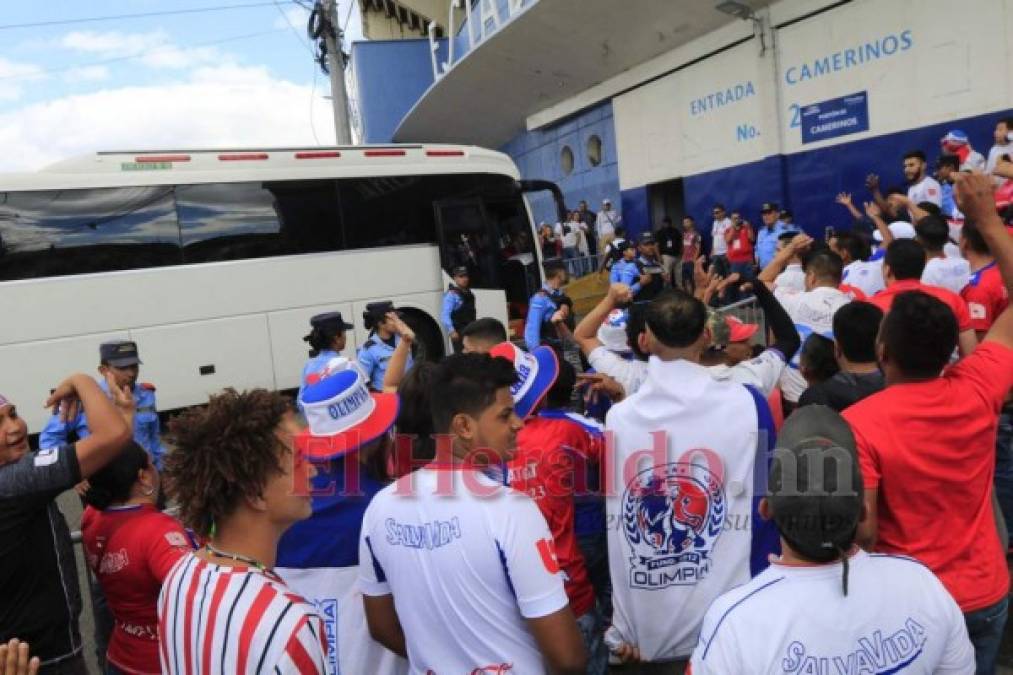 FOTOS: La espectacular llegada de la Ultra Fiel al Nacional