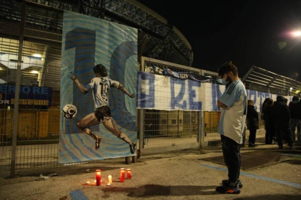 Aficionados de Nápoles le rinden tributo a Maradona afuera del Estadio San Paolo (FOTOS)