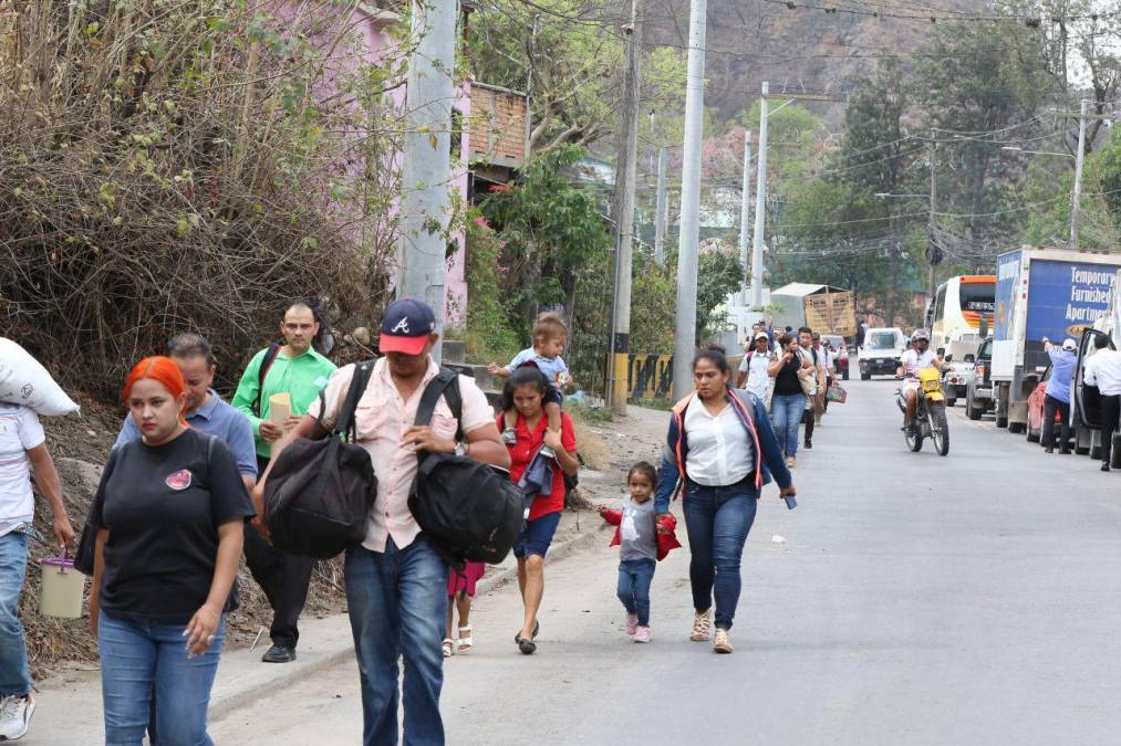 Con mascotas al hombro y largas caminatas: fotos del caos en la salida al sur por protesta del Ministerio Público