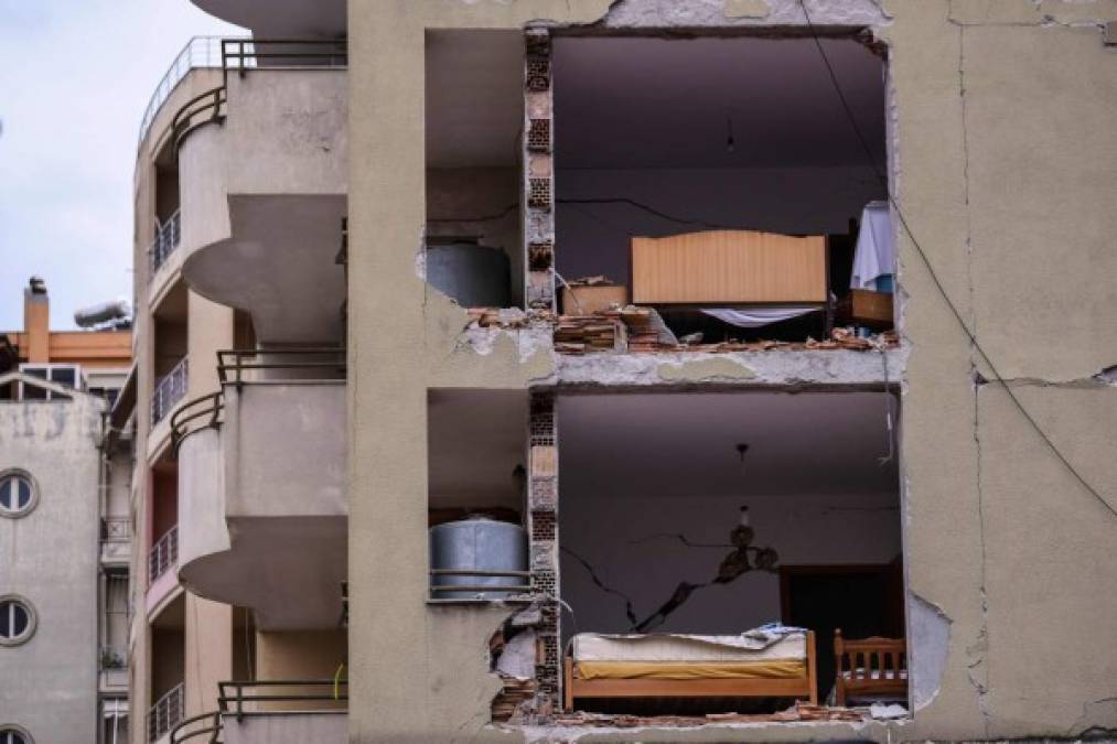 Desgarradoras imágenes: Albania llora a sus muertos producto de potente sismo