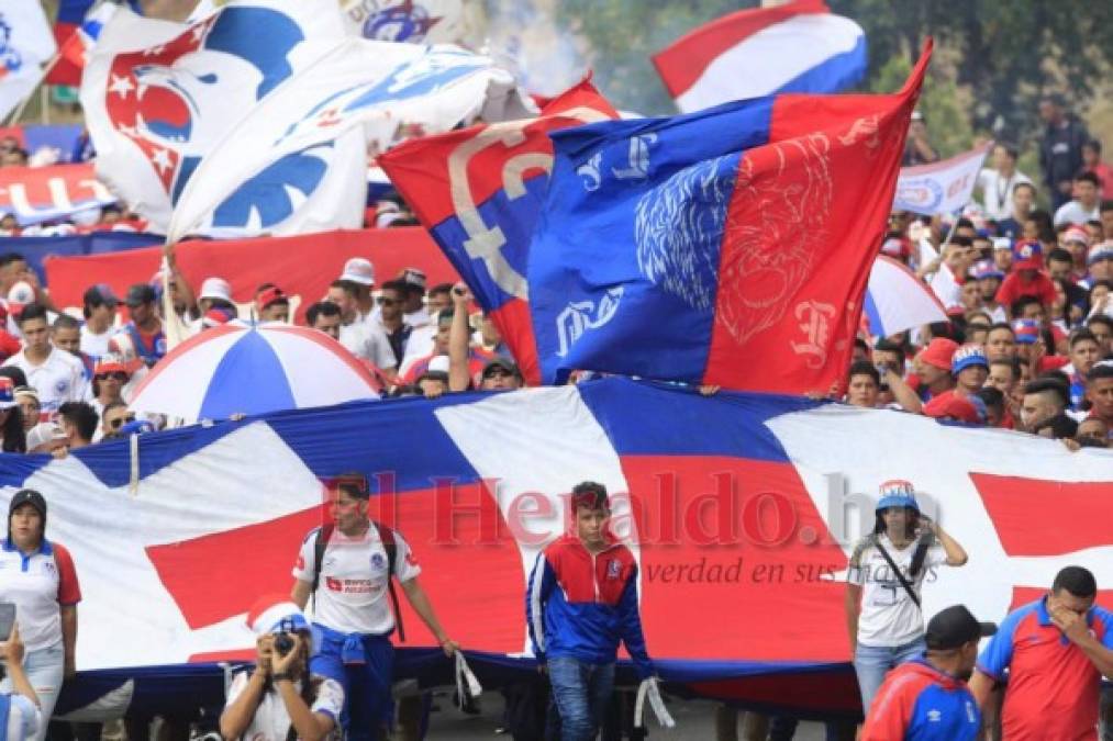 FOTOS: La espectacular llegada de la Ultra Fiel al Nacional