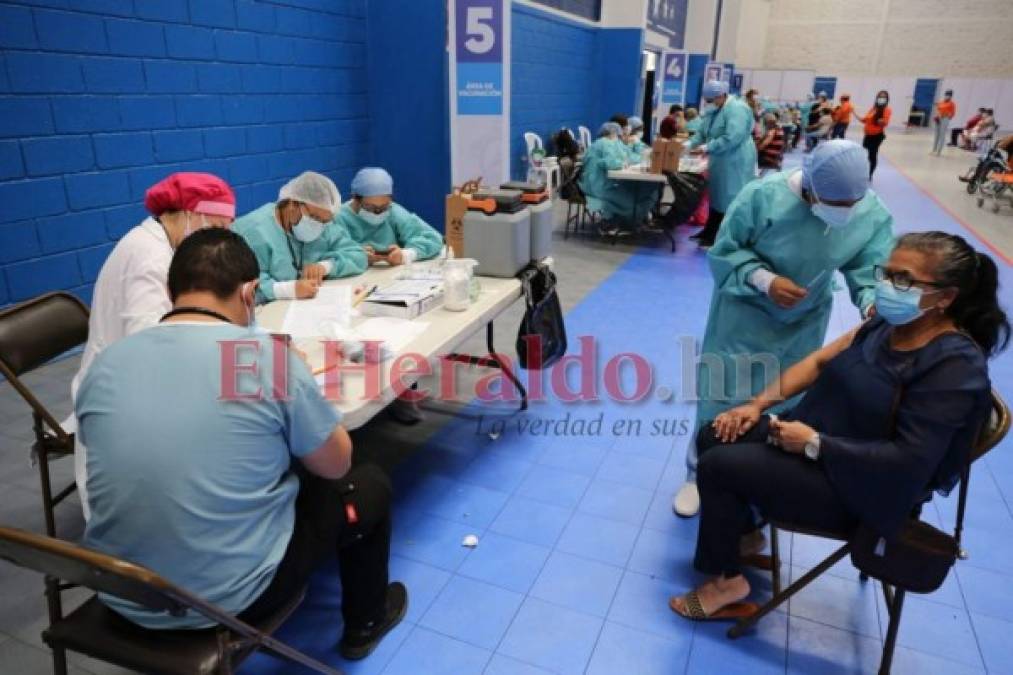 FOTOS: Tercer día consecutivo de inmensas filas por jornada de vacunación en la capital