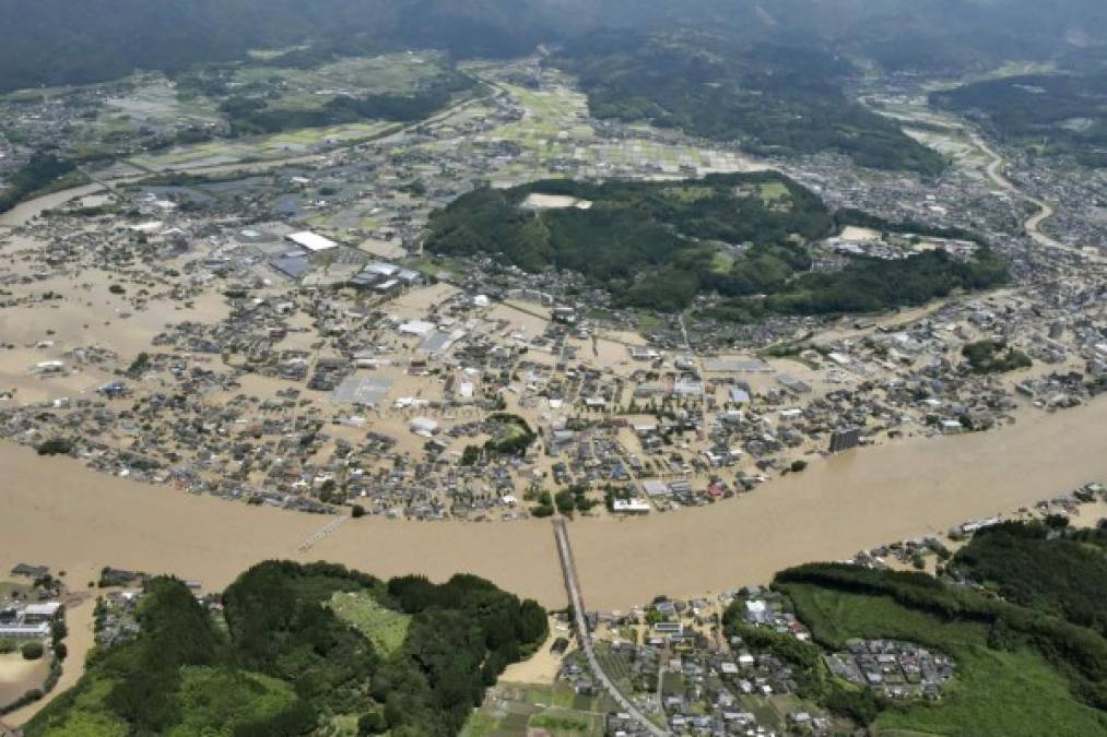 FOTOS: Muertos, desaparecidos y evacuaciones por inundaciones al sur de Japón