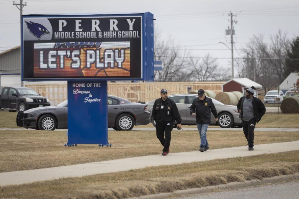 Adolescente con dos armas perpetró tiroteo en escuela de Iowa y luego se mató