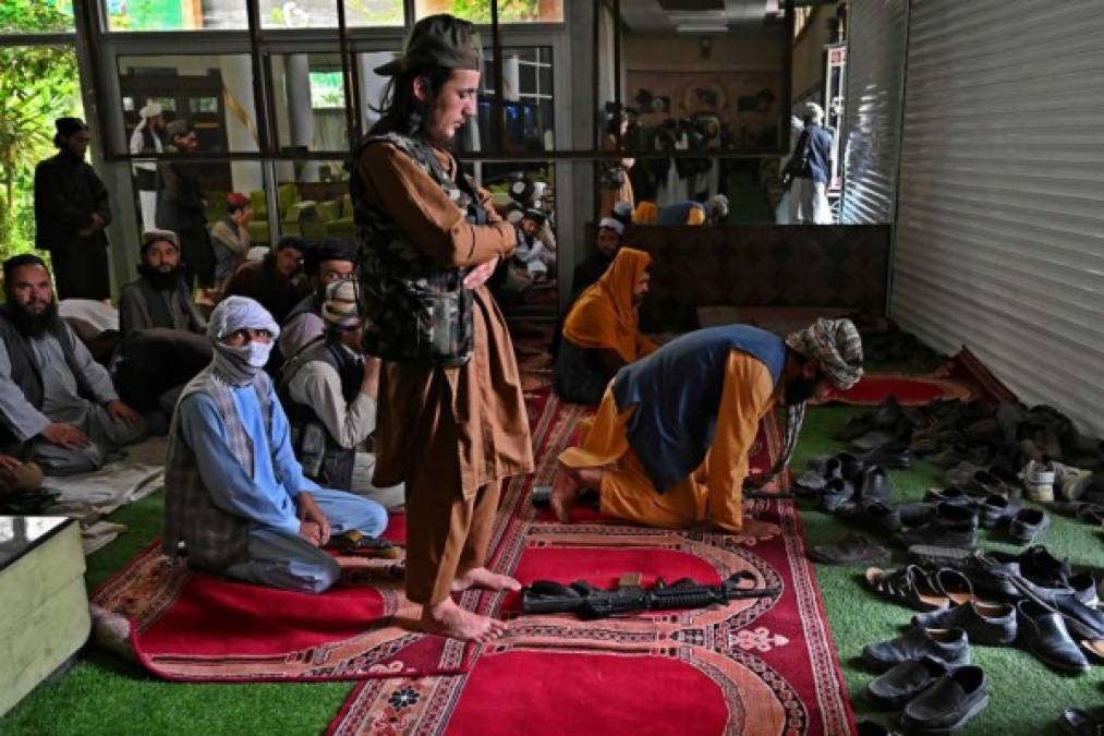 Entre lujos y armas, los talibanes se toman el palacio de su peor enemigo (FOTOS)