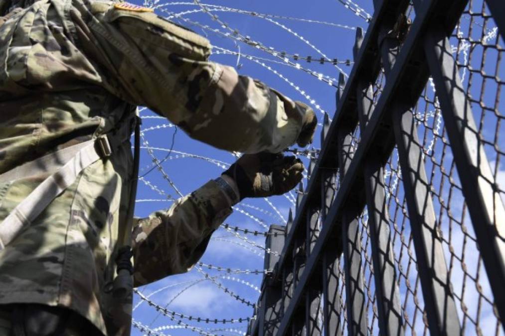 FOTOS: Momento en el que soldados aseguran frontera de Texas para evitar a la caravana migrante a Estados Unidos