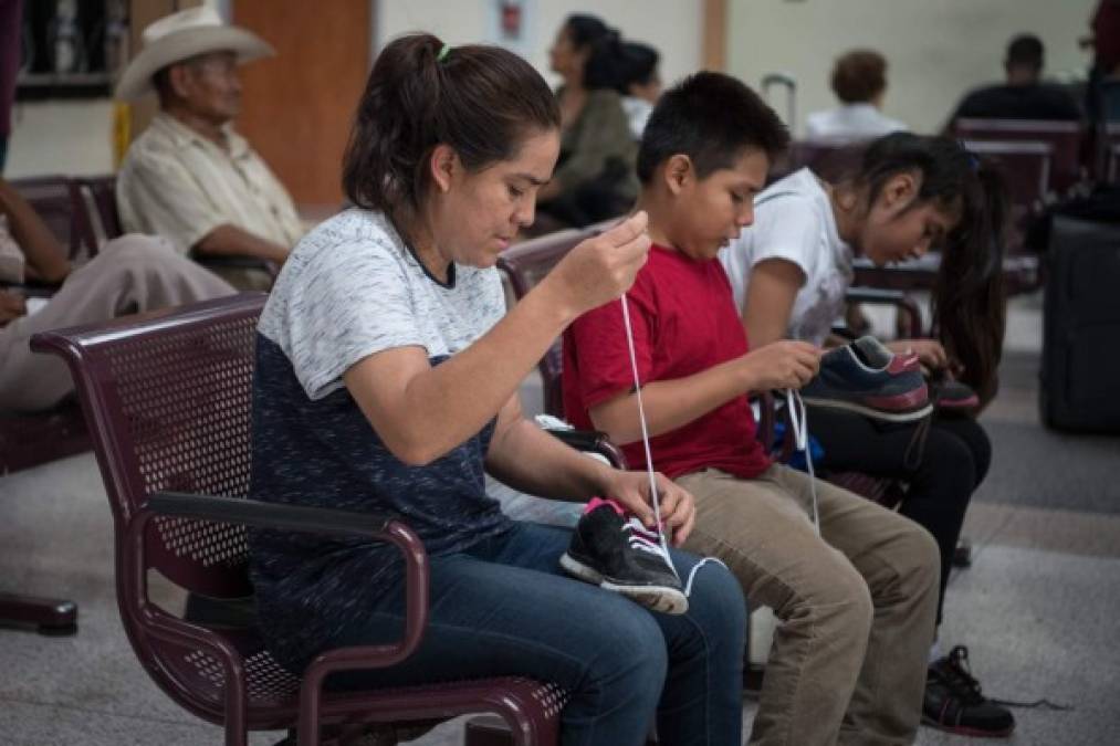 FOTOS: Hondureños son dejados en una estación de buses en Texas tras ser liberados  