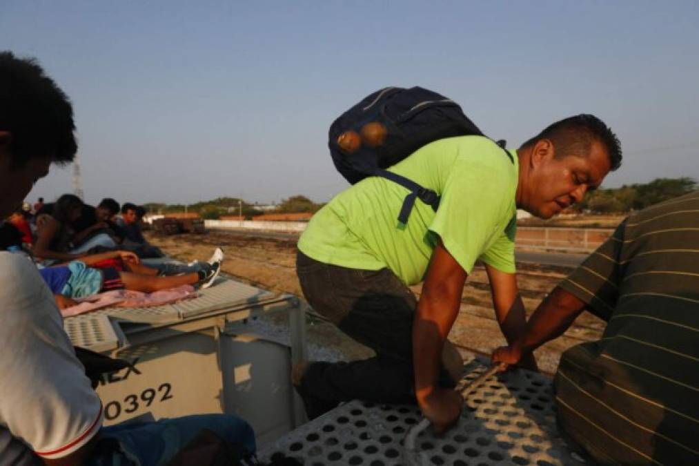 Peligrosa travesía: Así exponen sus vidas los migrantes hondureños a bordo de 'La Bestia'
