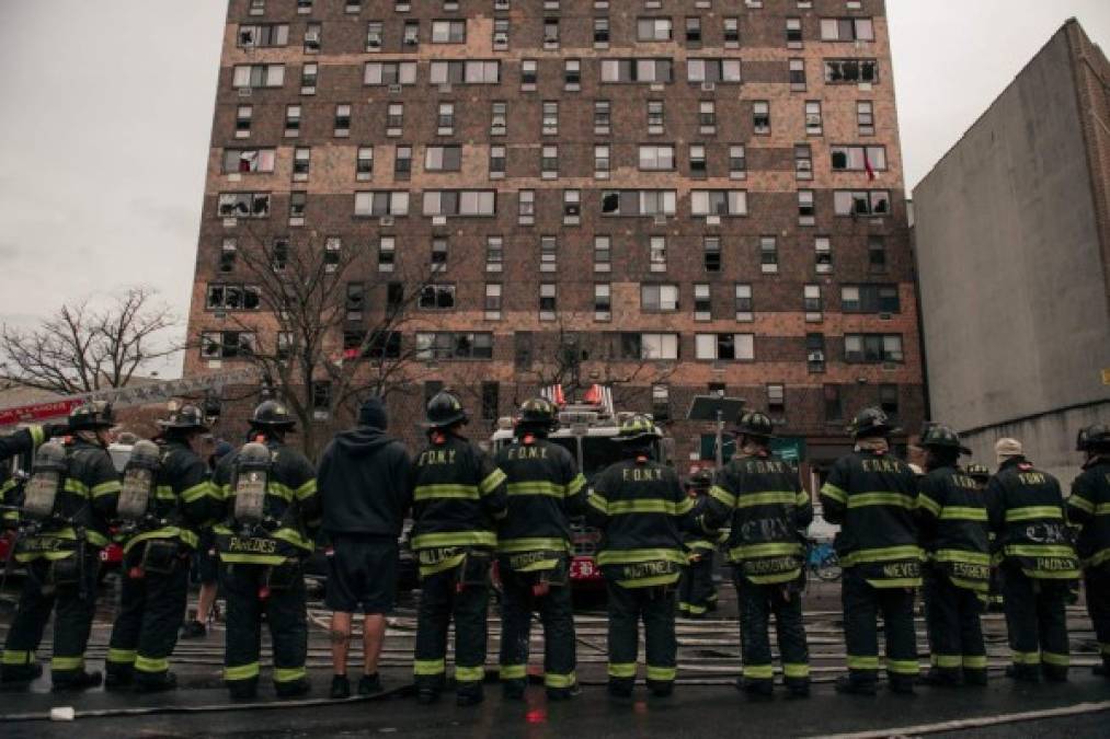 Luto y cenizas: las imágenes tras el incendio más mortífero en 30 años en Nueva York