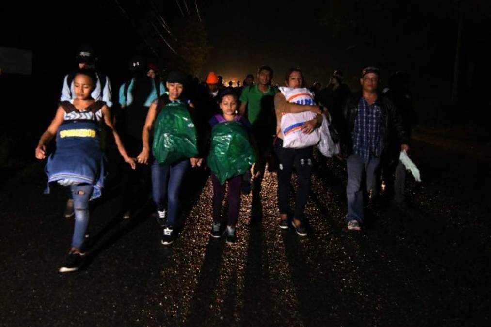 Cargando a sus hijos, una mochila y botellas con agua, así salen los migrantes en caravana desde Honduras a EEUU