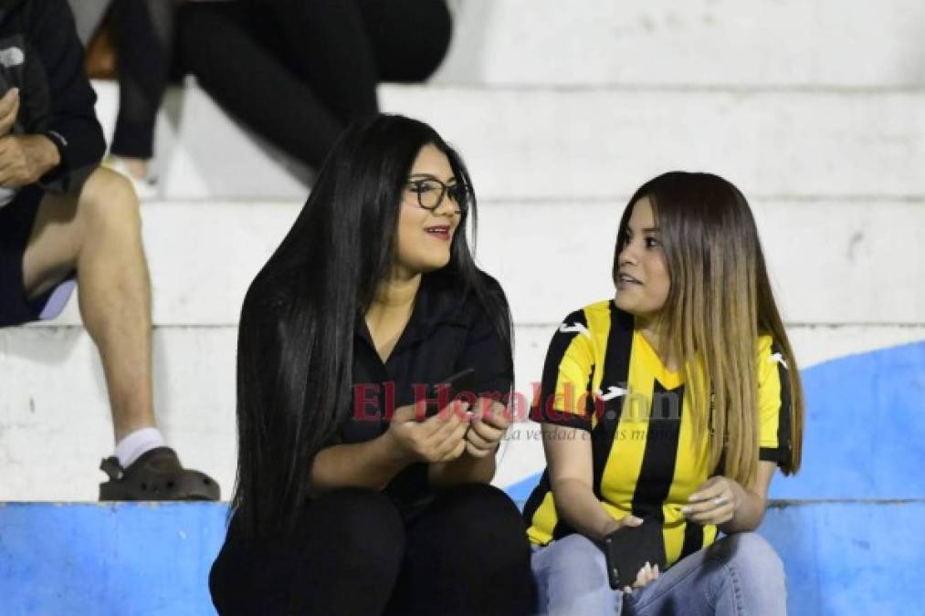 FOTOS: Sonrientes y bellas, las mujeres que acudieron al estadio Morazán