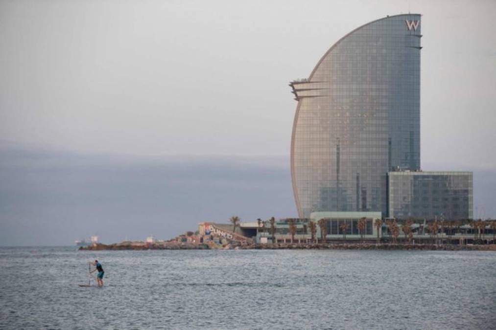 FOTOS: En Barcelona madrugan para nadar y hacer deporte en tiempos de pandemia