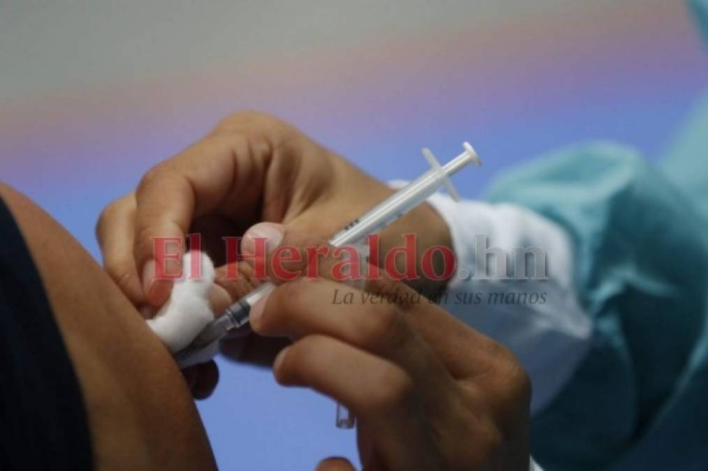 FOTOS: Tercer día consecutivo de inmensas filas por jornada de vacunación en la capital
