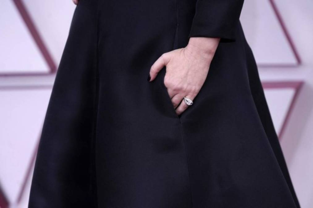 Laura Pausini deslumbra con elegante vestido en los Oscar 2021 (FOTOS)