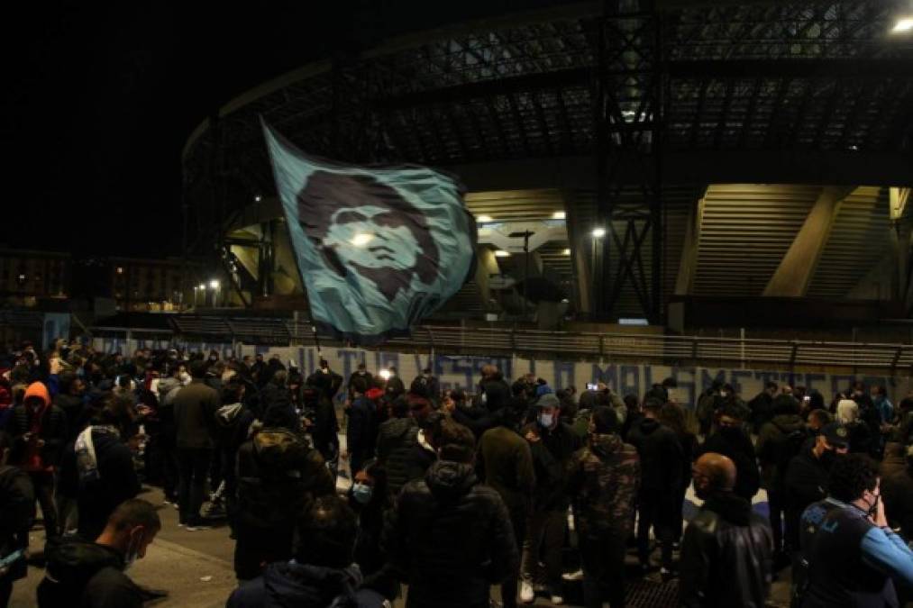 Aficionados de Nápoles le rinden tributo a Maradona afuera del Estadio San Paolo (FOTOS)