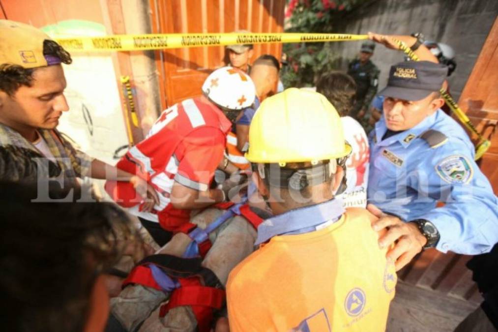 Las imágenes más estremecedoras de los obreros soterrados por alud de tierra