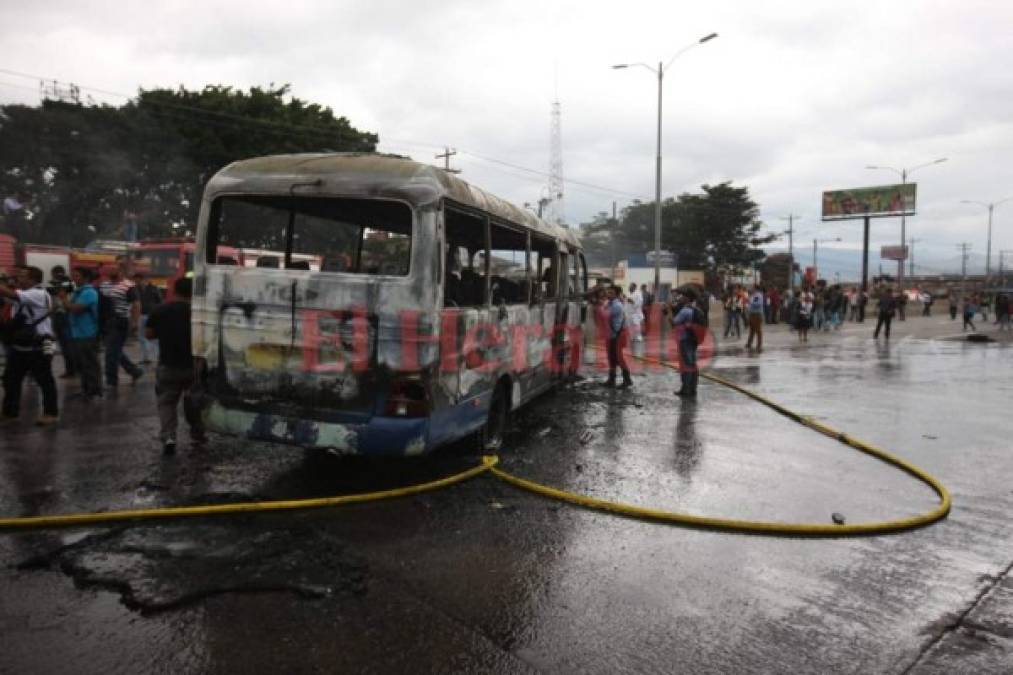 Las impactantes imágenes que dejó el incendio de tres buses rapiditos enfrente de la UNAH