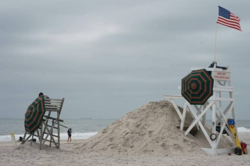 Cansados del encierro miles en el mundo buscan las playas y parques (FOTOS)