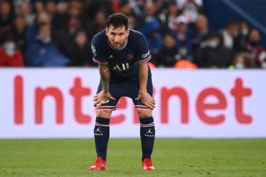 ¿Problemas en el PSG? Messi se fue a la banca serio y negándole el saludo a Pochettino