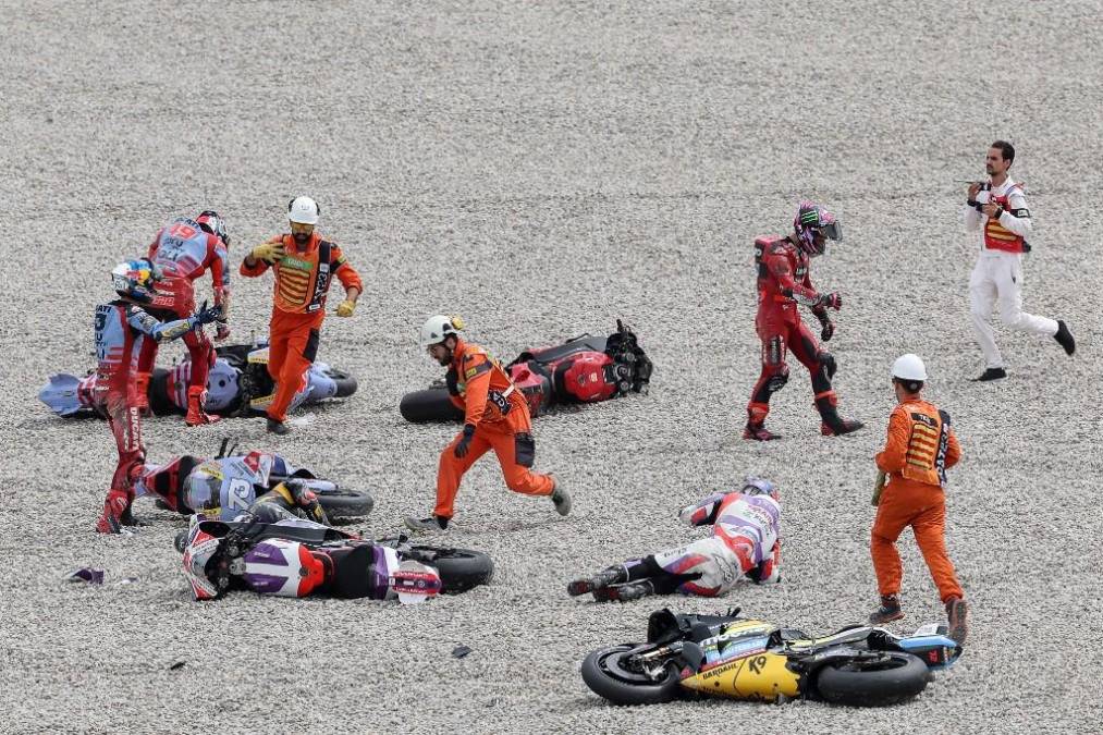 Salió volando de la moto y fue atropellado: las impactantes imágenes de Pecco Bagnai tras escalofriante caída