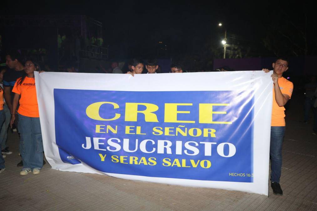 Evangélicos reciben la Semana Santa con masivo concierto en la capital
