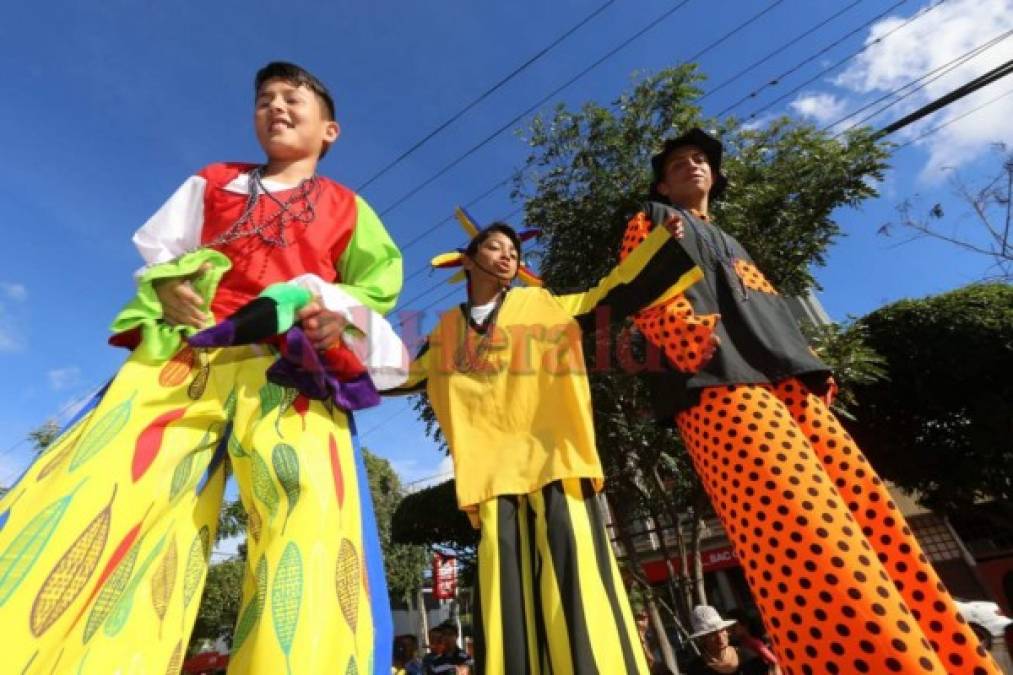 Escolares hondureños rinden homenaje a la Patria llenó de color y sonrisas  